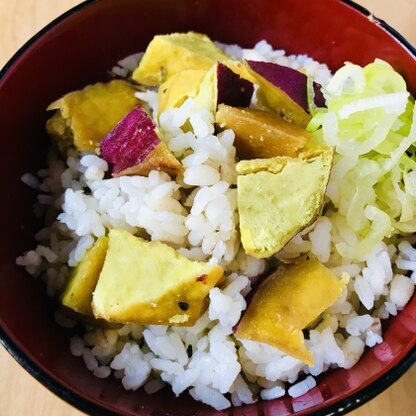 冬の時期は甘いさつまいもが食べたくなりますね。
炊飯器を使って簡単にできるので良いですね。
やさしい味のおいもご飯になって美味しかったです。